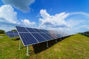 非化石エネルギーの導入量を増やすために検討すべきなのが、太陽光発電設備の導入だ。自社で発電した電気を使用することで、非化石エネルギーの割合を増やすだけでなく、その分の電気代をカットできるメリットがある。