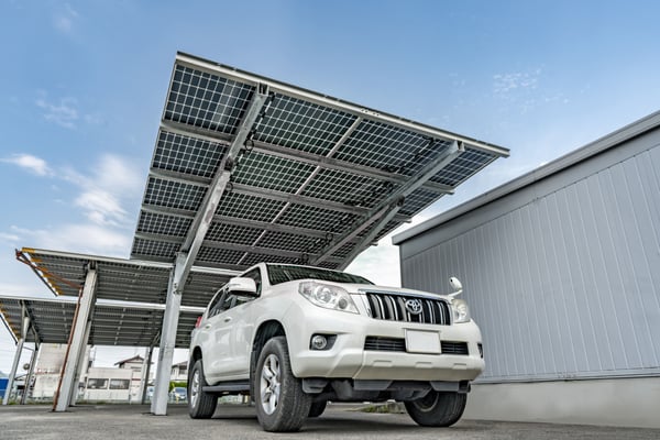 ソーラーカーポートとは、駐車場に設置するカーポート型の発電設備のこと